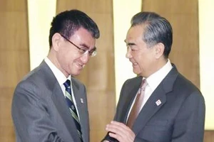 Ngoại trưởng Nhật Bản Taro Kono (trái) và người đồng cấp Trung Quốc Vương Nghị (phải) tại cuộc gặp ở Bắc Kinh, Trung Quốc ngày 14-4. Ảnh: Kyodo/TTXVN