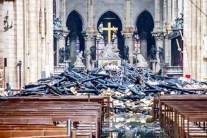 Một phần mái nhà thờ đổ sập vào bên trong (Ảnh: AP)