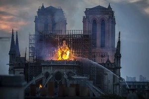 Lực lượng cứu hỏa nỗ lực dập lửa Nhà thờ Đức Bà Paris