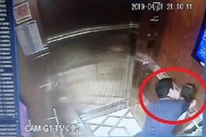 Hình ảnh vụ việc Nguyễn Hữu Linh sàm sỡ bé gái trong thang máy. Ảnh cắt từ clip