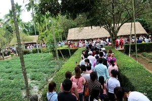 Hàng ngàn lượt khách đến viếng thăm quê Bác Hồ. Ảnh: Báo Nghệ An