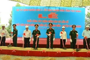 Các đại biểu lãnh đạo Quân khu 7 và UBND tỉnh Tây Ninh thực hiện nghi thức khởi công xây dựng cụm dân cư. Ảnh: Báo Quân khu 7