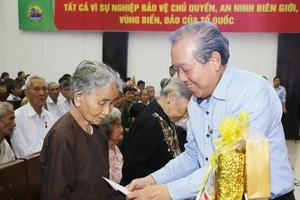 Phó Thủ tướng Thường trực Chính phủ Trương Hòa Bình tặng quà cho các Mẹ Việt Nam anh hùng tại tỉnh Bến Tre. Ảnh: VGP