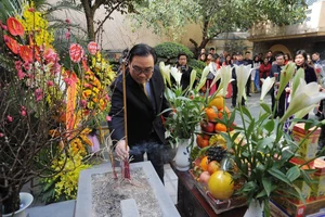 Lãnh đạo Thành phố Hà Nội dâng hương tưởng niệm cố Tổng Bí thư Trần Phú. Ảnh: Đảng Cộng sản