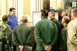 Tổng thống Nicolas Maduro (bìa trái) trao đổi với các tướng lĩnh cấp cao quân đội Venezuela tại thủ đô Caracas