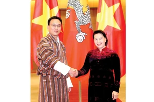 Chủ tịch Quốc hội Nguyễn Thị Kim Ngân đón Chủ tịch Thượng viện Vương quốc Bhutan Tashi Dorji. Ảnh: TTXVN