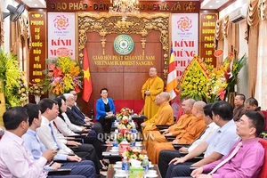 Hòa thượng Thích Thanh Nhiễu phát biểu cảm ơn Chủ tịch Quốc hội Nguyễn Thị Kim Ngân đã tới thăm, chúc mừng. Ảnh: quochoi 