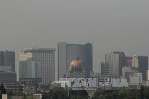 Khói mù bao phủ bầu trời Mexico City, Mexico ngày 3-5. Ảnh: THX/TTXVN