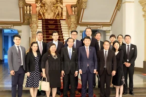 Đồng chí Lê Thanh Liêm , Phó Chủ tịch Thường trực UBND TPHCM chụp ảnh cùng ông Chee Hong Tat và đoàn công tác. Ảnh: hcmcpv