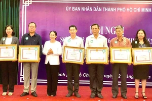 Đồng chí Võ Thị Dung, Phó Bí thư Thành ủy TPHCM, trao Bằng khen tới các tập thể, cá nhân thực hiện tốt chương trình Giảm nghèo bền vững TPHCM