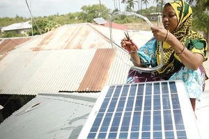 Phụ nữ Tanzania được đào tạo thành kỹ sư năng lượng