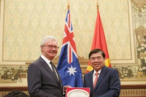 Chủ tịch UBND TP Nguyễn Thành Phong tặng quà lưu niệm cho ông Paul de Jersey. Ảnh: hcmcpv