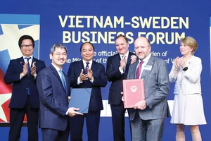 Thủ tướng Nguyễn Xuân Phúc và Thủ tướng Thụy Điển Stefan Löfven chứng kiến lễ trao Biên bản thỏa thuận hợp tác giữa hai nước. Ảnh: TTXVN