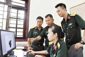 Thượng tá Nguyễn Văn Hùng (thứ 2 từ trái sang) và các cán bộ Phòng Khoa học Quân sự Bộ Tham mưu Quân khu 7 kiểm tra các sáng kiến đăng ký dự thi