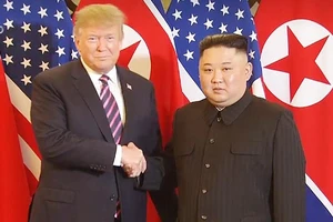 Tổng thống Donald Trump và Chủ tịch Kim Jong-un bắt tay tại Hà Nội ở Hội nghị Thượng đỉnh Mỹ - Triều Tiên lần 2.