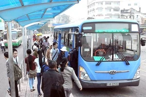 Hành khách đi xe buýt CNG tuyến Bến Thành - Bến xe Chợ Lớn. Ảnh: Cao Thăng