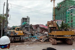 Lực lượng cứu hộ tìm kiếm các nạn nhân và khắc phục hậu quả vụ sập tòa nhà 7 tầng ở Campuchia. 