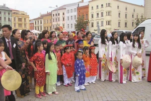 Ngày hội văn hóa của người Việt trên đường phố Czech. Ảnh: Báo Dân Tộc
