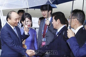 Thủ tướng Chính phủ Nguyễn Xuân Phúc và Phu nhân cùng Ðoàn đại biểu cấp cao Việt Nam đã đến thành phố Osaka vào chiều 27-6-2019. Ảnh: TTXVN