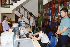 Lực lượng công an khám xét trụ sở Doanh nghiệp tư nhân Tuyết Liêm