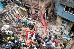 Hiện trường vụ sập nhà ngày 16-7 ở thủ đô Mumbai (Ấn Độ). Ảnh: Twitter