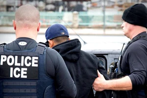 Cơ quan Thực thi di trú và hải quan Mỹ bắt người nhập cư bất hợp pháp 