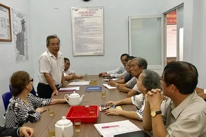 Chi bộ khu phố 1, phường 6 quận Bình Thạnh, có 3 đảng viên là cán bộ, công chức phường đang sinh hoạt định kỳ