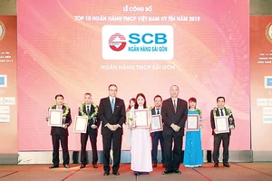 Đại diện SCB nhận giải