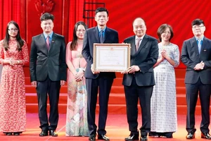 Thủ tướng Nguyễn Xuân Phúc trao tặng Huân chương Lao động hạng nhất cho Báo Lao động. Ảnh: TTXVN