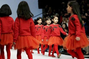 Các bé diễn thời trang tại Bắc Kinh