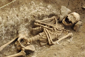 Quách đá niên đại 1.400 năm, chứa bộ xương của phụ nữ thuộc triều đại Merovingian vừa được phát hiện. Ảnh: tellerreport.com