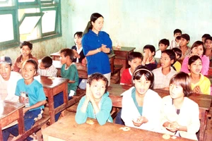 Sinh viên tình nguyện ĐH Kiến trúc TPHCM trong chiến dịch Mùa hè xanh tháng 8-2000 tại Gia Lai. Ảnh: HOÀI NAM