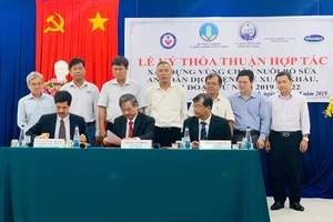 Lãnh đạo Cục Thú y, Sở NN&PTNT tỉnh Tây Ninh và Công ty Vinamilk ký kết thỏa thuận hợp tác xây dựng vùng chăn nuôi bò sữa an toàn dịch bệnh (giai đoạn 2019 – 2022)
