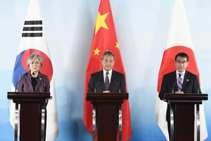Từ trái qua phải: Ngoại trưởng Hàn Quốc Kang Kyung-wha, Ngoại trưởng Trung Quốc Vương Nghị, Ngoại trưởng Nhật Bản Taro Kono tại Hội nghị Ngoại trưởng 3 bên Hàn - Trung - Nhật tại Bắc Kinh ngày 21-8. Nguồn: Kyodo