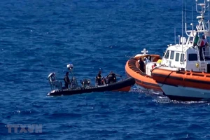 Người di cư trên tàu cứu hộ Open Arms được tàu tuần tra Tây Ban Nha giải cứu sau khi nhảy xuống biển ở khu vực ngoài khơi đảo Lampedusa của Italy ngày 20-8