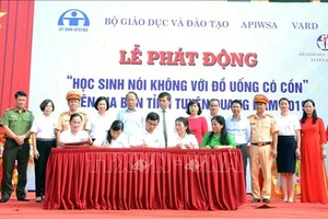 Đại diện các trường THPT trên địa bàn tỉnh Tuyên Quang ký kết với Bộ Giáo dục và Đào tạo, Ủy ban ATGT Quốc gia về tăng cường công tác tuyên truyền, giáo dục pháp luật về nồng độ cồn cho học sinh