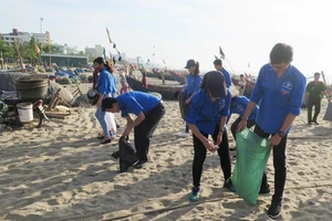Ra quân làm sạch biển Sầm Sơn
