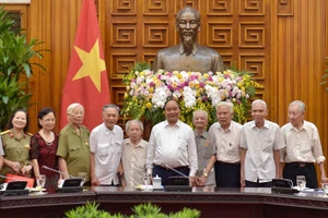 Thủ tướng Nguyễn Xuân Phúc và các đồng chí trực tiếp phục vụ, bảo vệ Bác Hồ. (Ông Trần Viết Hoàn đứng thứ hai bên phải). Ảnh: VGP