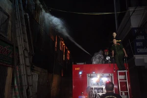 Các chiến sĩ cứu hỏa làm nhiệm vụ trong vụ cháy Công ty cổ phần Bóng đèn phích nước Rạng Đông