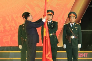 Phó Thủ tướng Chính phủ Vương Đình Huệ trao Huân chương Lao động hạng Nhì. Ảnh: Báo Hà Tĩnh