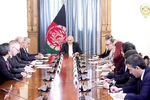 Tổng thống Afghanistan Ashraf Ghani (giữa) trong cuộc gặp với Đặc phái viên Mỹ phụ trách vấn đề Afghanistan Zalmay Khalilzad