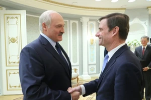 Thứ trưởng Ngoại giao Mỹ David Hale (phải) trong cuộc gặp với Tổng thống Belarus Alexander Lukashenko tại Minks, ngày 17-9