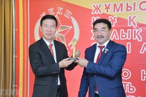 Đồng chí Akhmetbekov Zhambyl, Bí thư Trung ương Đảng Cộng sản Nhân dân Kazakhstan tặng quà lưu niệm đồng chí Võ Văn Thưởng. Ảnh: TTXVN