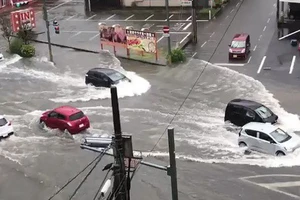 Nhật Bản hứng chịu bão Tapah. Ảnh: AP
