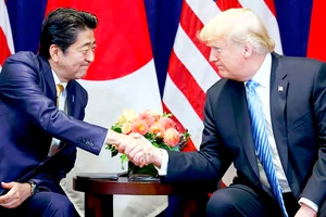 Cuộc gặp giữa Thủ tướng Shinzo Abe và Tổng thống Donald Trump được kỳ vọng mang lại tín hiệu thuận lợi cho kinh tế (ảnh minh họa của Reuters)