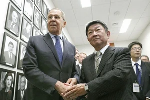 Tân Ngoại trưởng Nhật Bản Toshimitsu Motegi (phải) và người đồng cấp Nga Sergey Lavrov. Nguồn: Kyodo