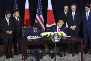 Thủ tướng Nhật Bản Shinzo Abe và Tổng thống Mỹ Donald Trump ký thỏa thuận thương mại song phương tại New York (Mỹ) ngày 25-9-2019. Ảnh: TTXVN