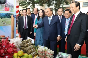Thủ tướng Nguyễn Xuân Phúc được giới thiệu một số đặc sản của Lạng Sơn