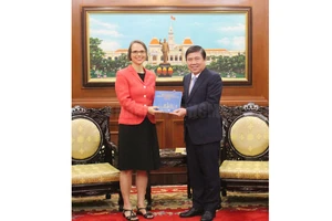 Chủ tịch UBND TPHCM Nguyễn Thành Phong tặng quyển sách về TPHCM cho Tổng Lãnh sự CHLB Đức tại TPHCM Josefine Wallat. Ảnh: hcmcpv