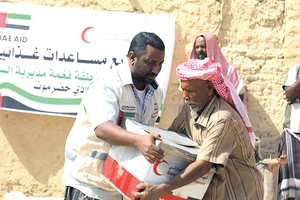 Hàng viện trợ của UAE đến với người dân Yemen. Ảnh: Gulf News